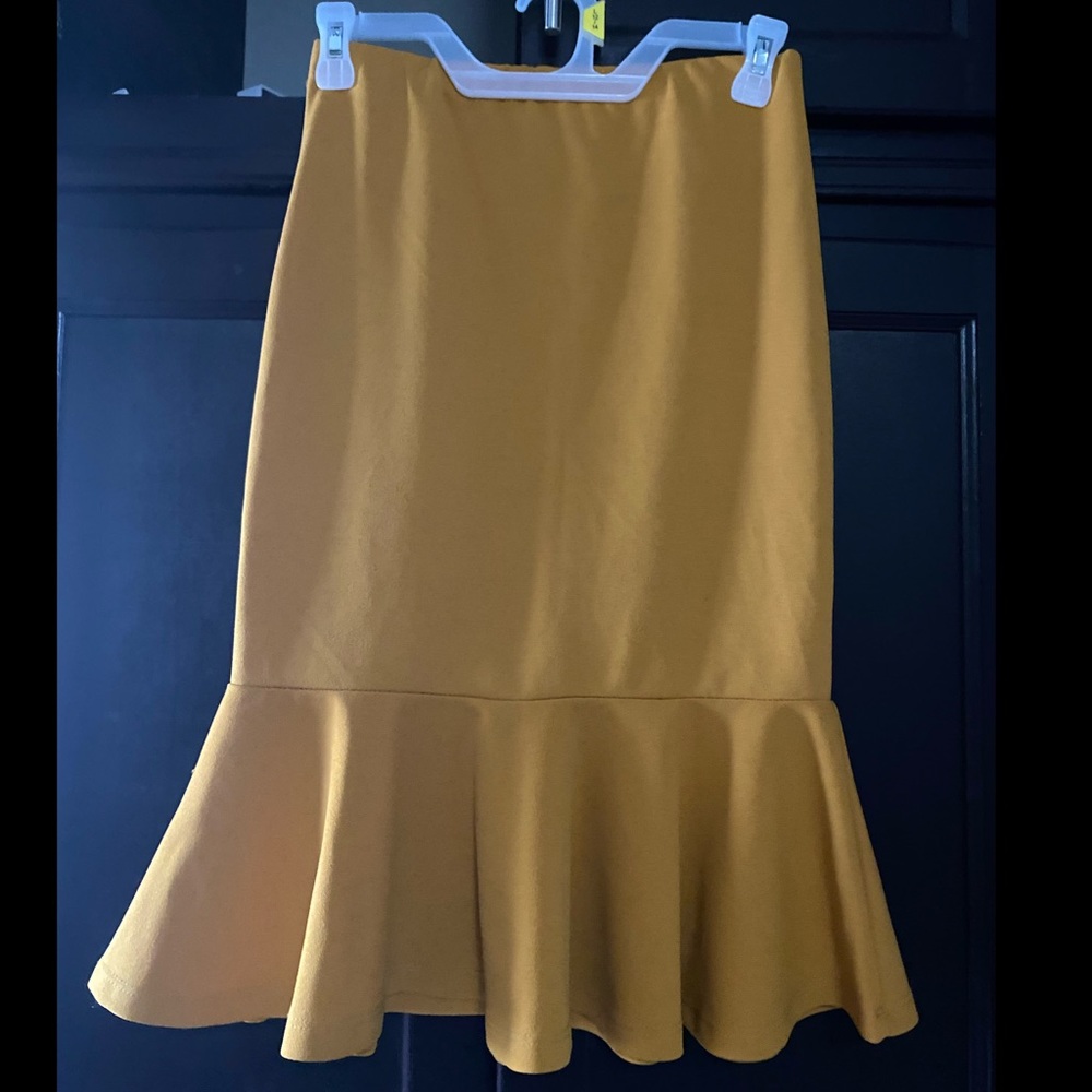Yellow pencil skirt with ruffles